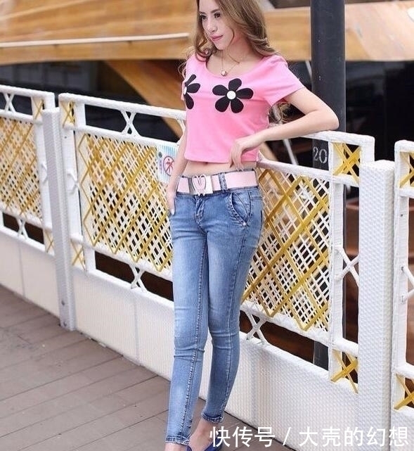 紧身牛仔裤|靓丽牛仔裤英姿飒爽的美女，穿出独特的气质感，让人眼前一亮
