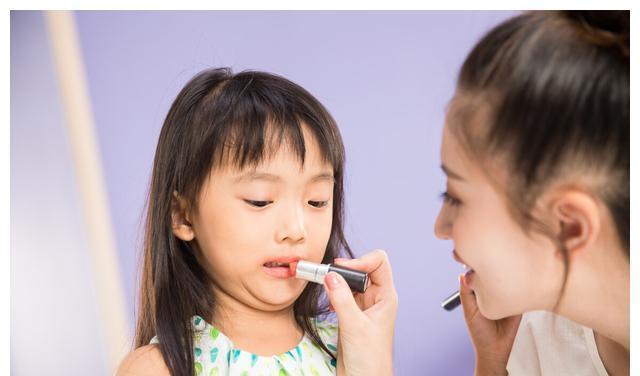 润唇膏|冬季孩子嘴唇起皮、干裂还出血?三招教你正确护理,光喝水没用