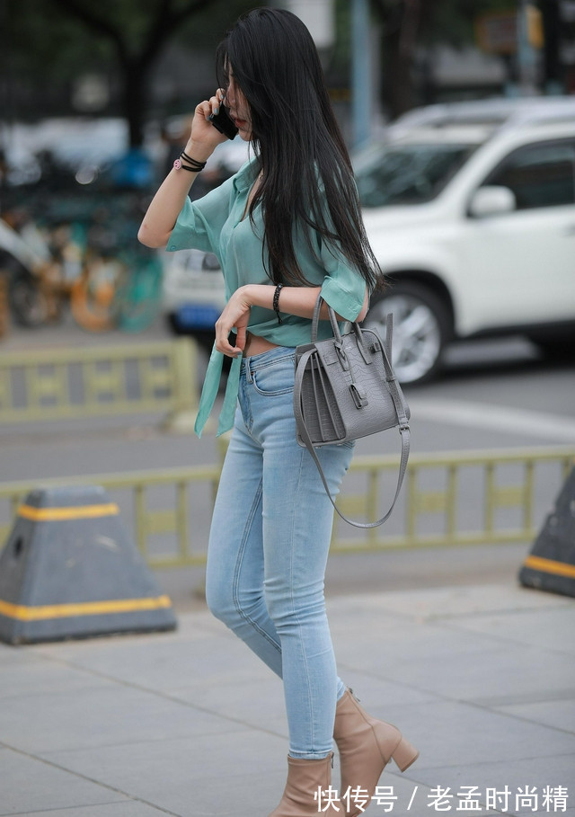 高挑|街拍:高挑女神秀超美颜值,牛仔裤升级时尚感,最佳女友便是如此