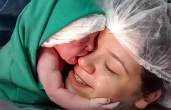 宝宝|“最暖心”宝宝走红,一出生就懂得心疼妈妈,爸爸:我要被孤立了