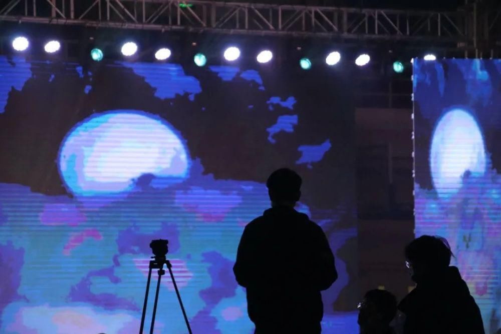 冬天的第二场雪和今晚的校园歌手大赛更配噢～