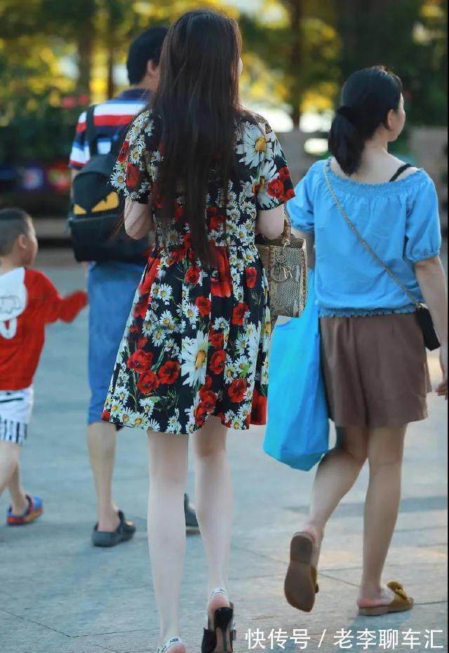 高跟鞋|女生穿搭碎花裙,感受夏日的别样风情,潇洒美丽又有韵味