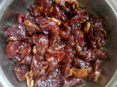 炒牛肉前，别加料酒和盐腌制，学会这么做，牛肉才不老不柴贼鲜嫩