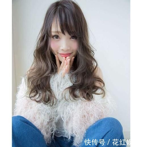 小卷 什么发型减龄又时尚？试试这三种柔卷发，简单随意又显皮肤白