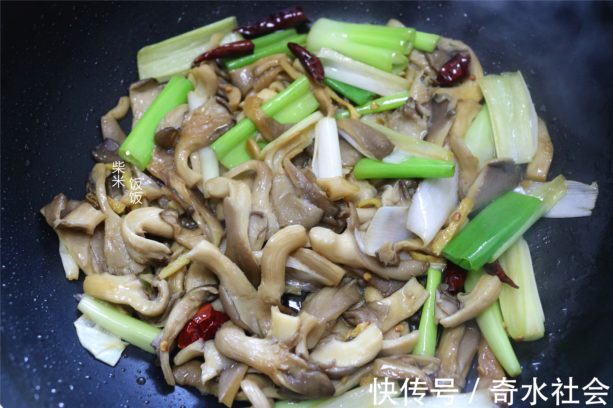 一日三餐|蘑菇和它是绝配，大火一炒，2分钟出锅，鲜香滋味赛过吃肉