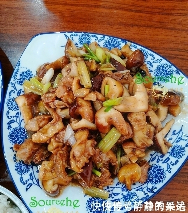 男友约吃饭,在路边的快餐店,三道菜家常菜98元,你看值不值