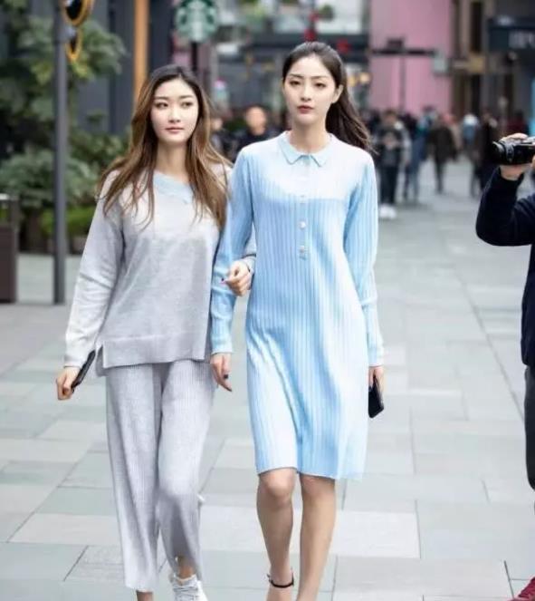 大气|街拍:靓丽的美女,黑色连衣裙外搭卡其色风衣,时尚大气