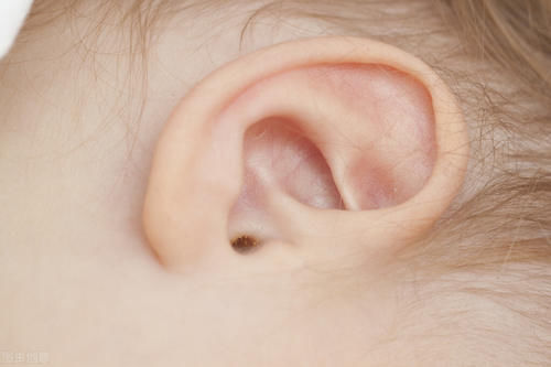 为什么宝宝经常抓耳朵？这些原因和处理方法，新手父母要明白