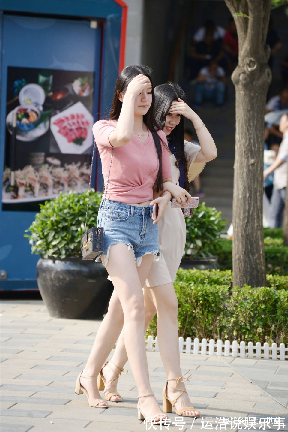 交叉系带 和闺蜜一起逛街,粗跟凉鞋,你会搭配短裤还是连衣裙?