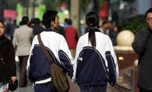 狸猫换太子|为防止早恋,妈妈把儿子打扮成女孩,最后却面临着更大的难题