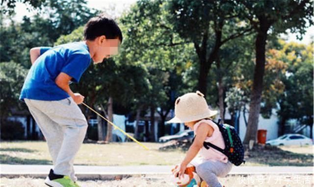 爸妈|“带娃鬼才”火了,哥哥玩游戏把妹妹挂门上,网友确认是亲哥