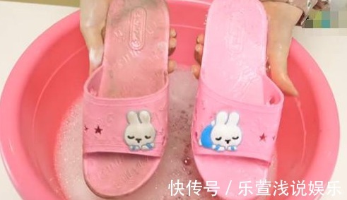 拖鞋穿久了“黑乎乎”的难清洗？学会这2招，拖鞋立马干净如新！