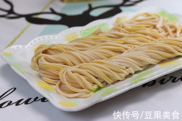 学会手工鸡蛋面，解锁正宗味儿