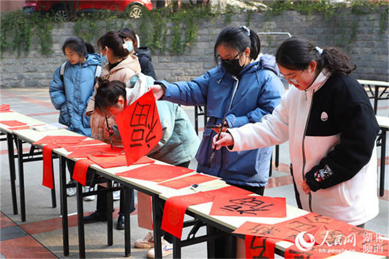 迎元旦 武汉一高校师生书写500多副对联送祝福