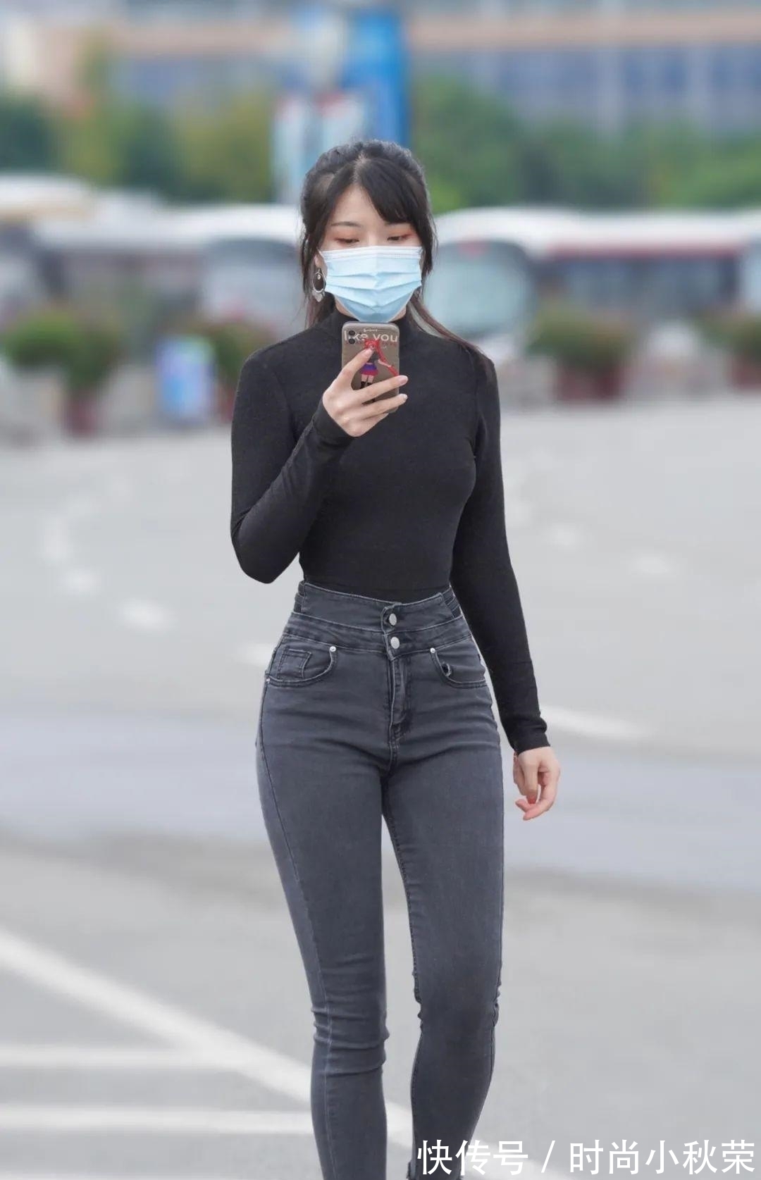 黑T 小姐姐有点酷,黑T加上黑紧裤,效果给力惹人驻