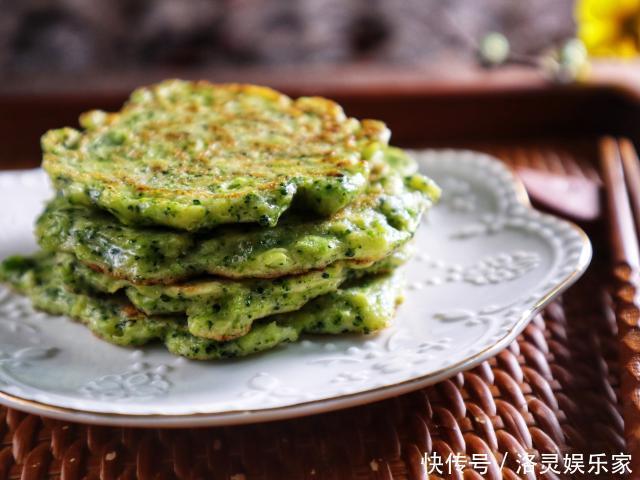 年夜饭上这道创意主食,西兰花做蛋饼,香酥美味营养翻倍