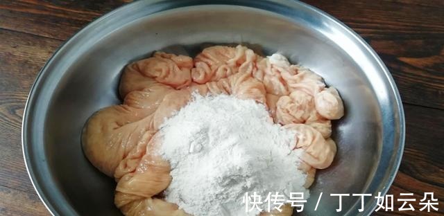 大肠用啤酒煮一煮，出锅比炒大肠更香，学会摆摊一天能卖500份！