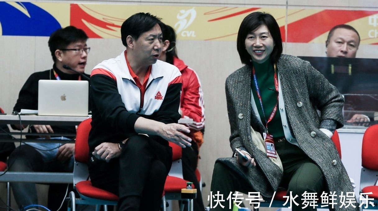 女排|不只摘桃,还要连根挖走!李珊代表中国女排登台讲话,球迷不买账