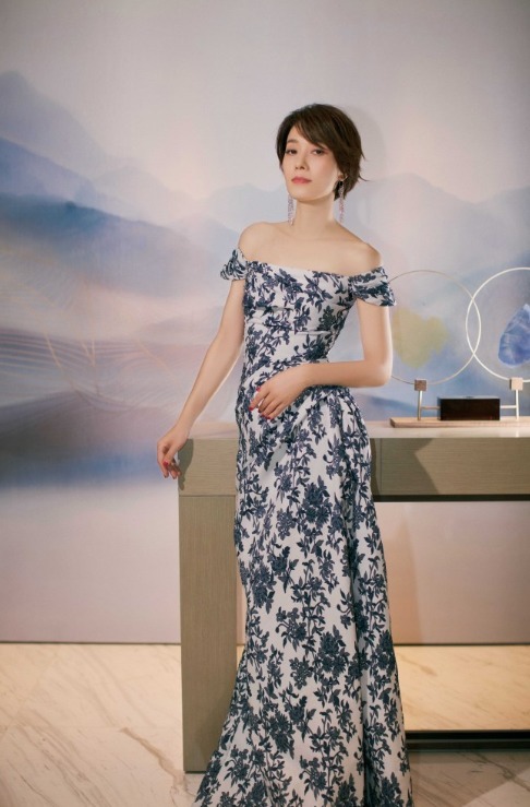 连衣裙|马伊琍躲过中年发福,穿白色连衣裙清新自然,超短发造型好干练