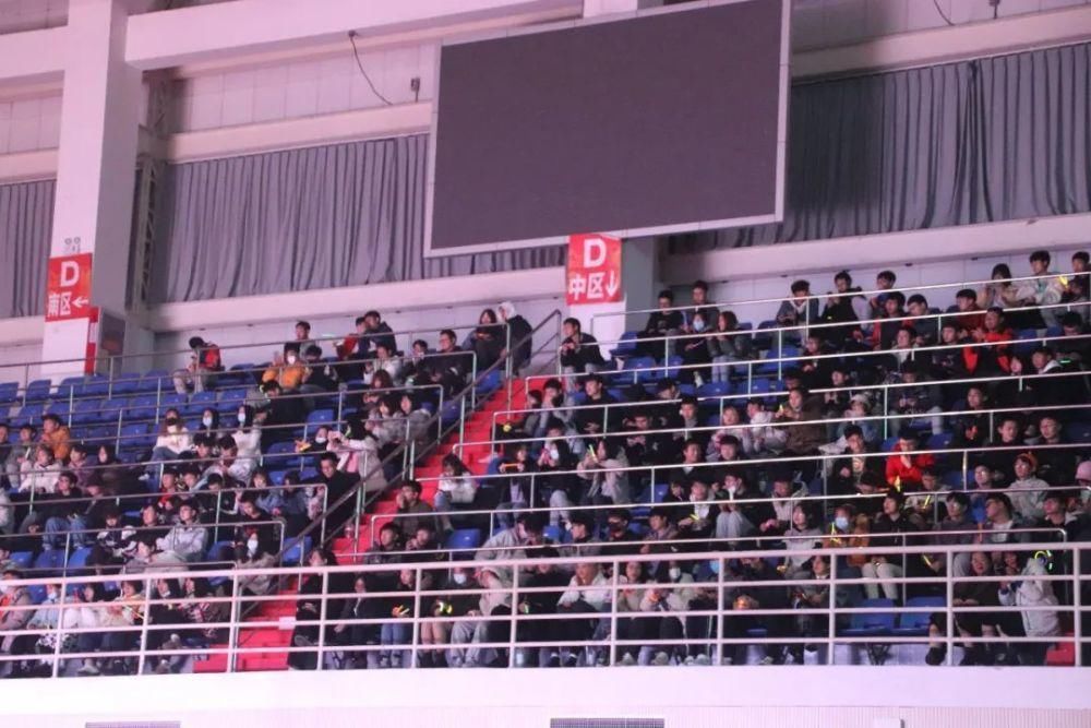 冬天的第二场雪和今晚的校园歌手大赛更配噢～