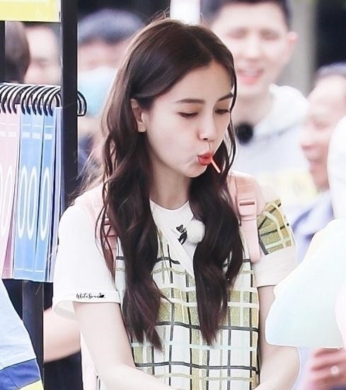 跑男录制被网友偶遇,baby背粉色书包与蔡徐坤同框哪里像31岁的人