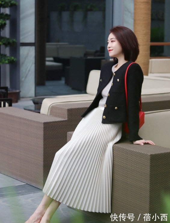 博主 春天穿“百褶裙”最优雅!建议多搭配针织衫,西装外套时髦又高级
