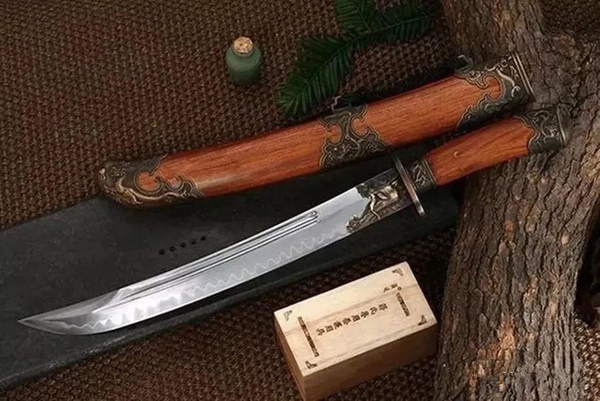 刀身!五枚夹钢锻造出的精品短刀——寒光凛凛的卧龙刀