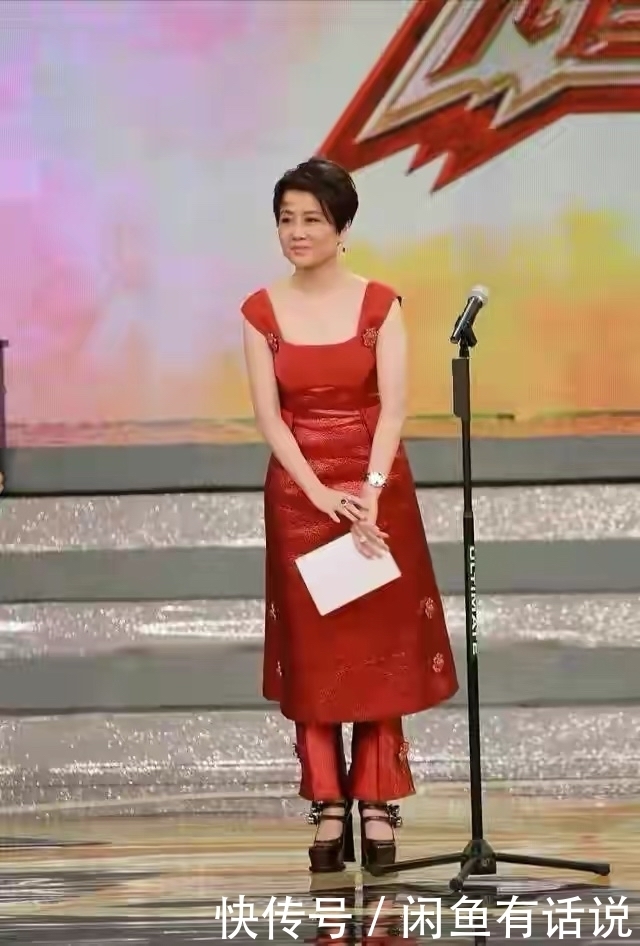 玫紫色|梁安琪到底是豪门阔太,一般阿姨不敢试的玫紫色,照样穿出贵妇范