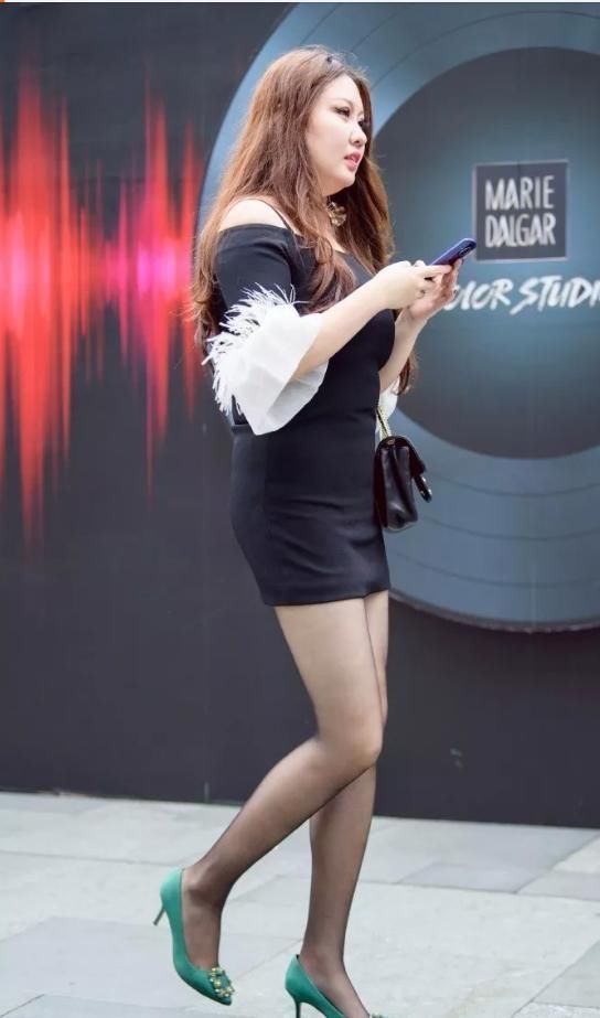 微胖|美女绿色高跟鞋很显高级感,少妇感满满