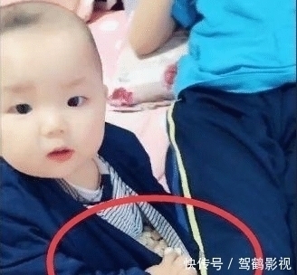 二胎家庭|弟弟缠着看书的姐姐，姐姐想了个妙法，弟弟一秒安静，引网友大赞
