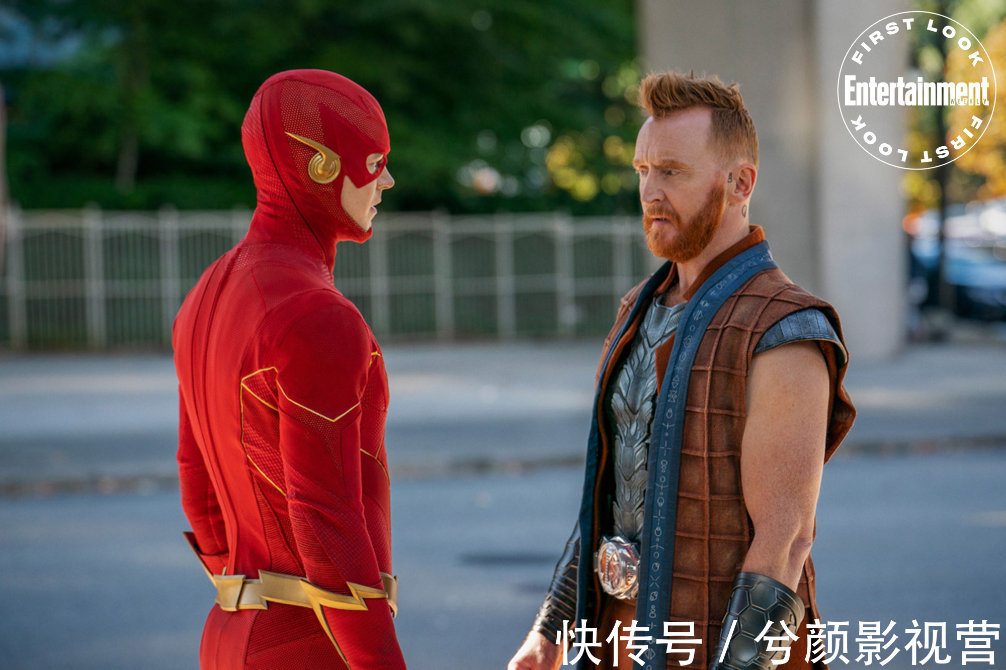 閃電俠在“世界末日”交叉第一眼照片中面對(duì)德斯佩羅