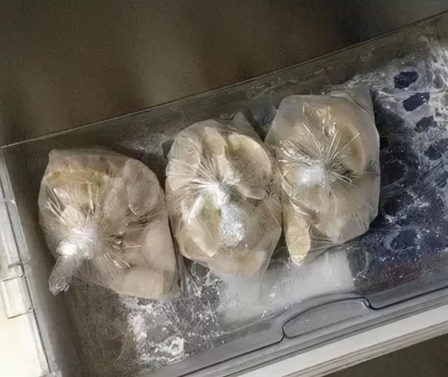 饺子包好后，最忌讳直接放冰箱，教你一招，饺子不粘连不开裂