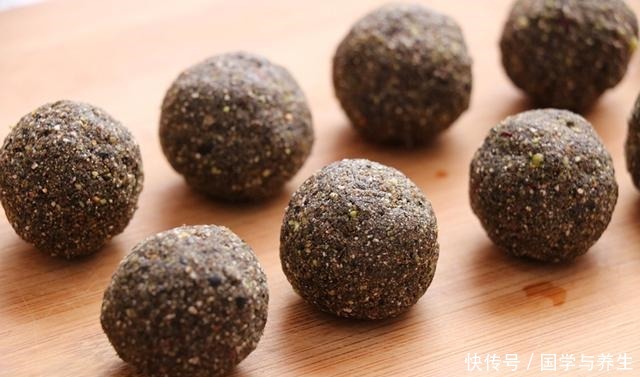 冬天常吃黑芝麻丸,教你三黑配方,不用九蒸九晒,做法太简单了