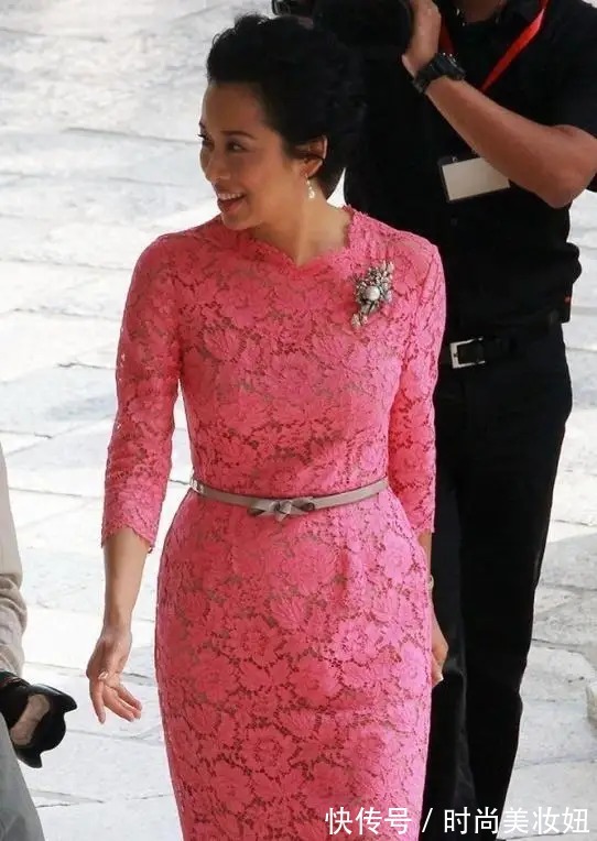 通身|朱玲玲才是“大婶辈”穿衣典范,无袖连衣裙+衬衫,端庄又贵气