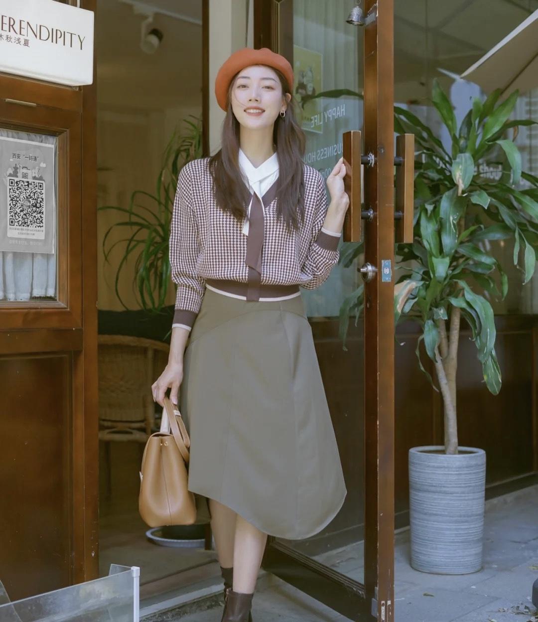 半身裙 秋冬季节怎么穿?针织开衫搭配百褶半身裙温柔优雅,美出了新高度