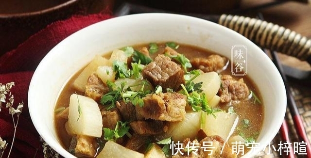 秋天进补,它跟萝卜是绝配,营养互补不怕冷,炖一锅特馋人