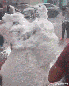 |搞笑GIF:大金毛估计是湖南的,四川重庆吃红辣椒,湖南就爱青椒