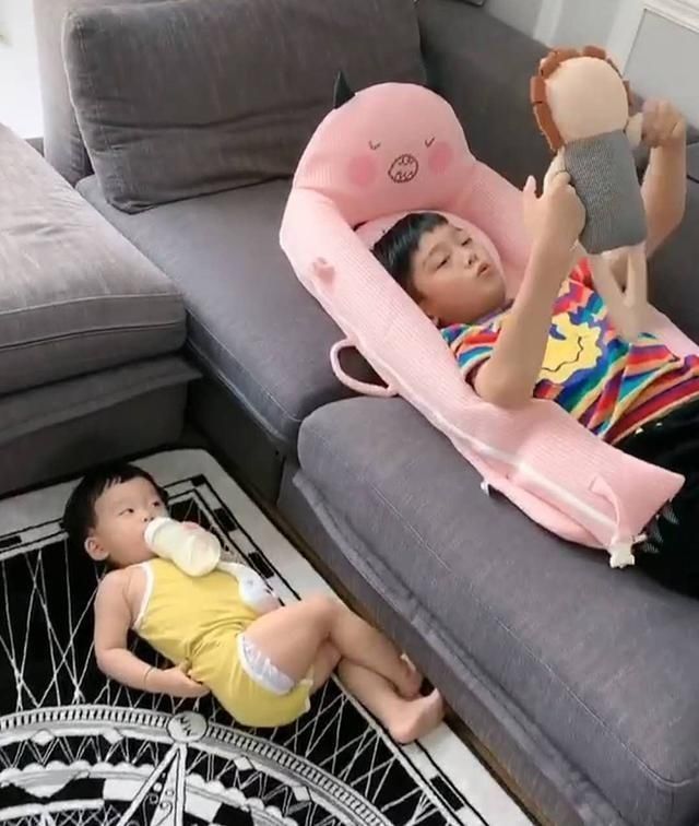 家长|趁妈妈不注意,哥哥“侵占”弟弟的襁褓和玩具,妈妈看后不淡定