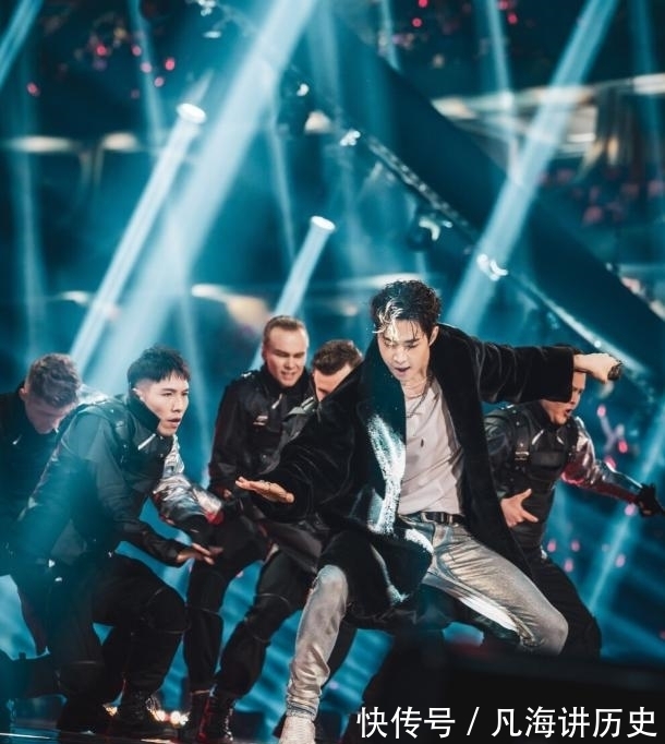 街舞现场响起这首歌前奏时,王一博的表情变了,那年夏天回来了?