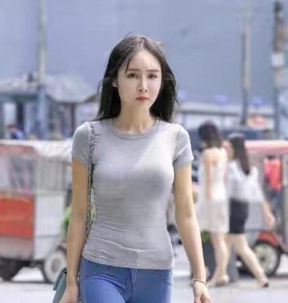 身材|简单的牛仔裤搭配，展现出可爱迷人的身材，充分显示出女神气质