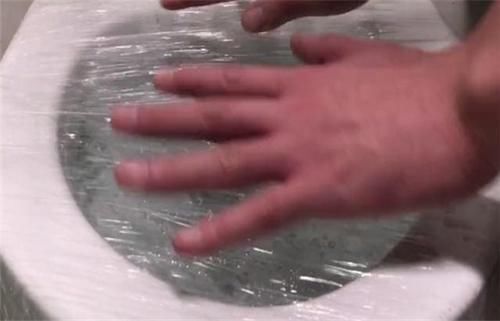 马桶堵塞后别花钱找人,只需贴上保鲜膜自动疏通,简单快捷不脏手
