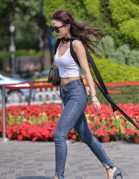 穿搭|街拍美女黑色短款皮夹克,搭配高腰的黑色牛仔裤,时尚有个性