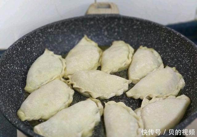 咬一口|此做法的韭菜盒子,薄皮大馅,咬一口满嘴香,越吃越上瘾