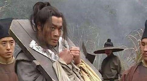 打死|水浒传中,同样被发配,为什么林冲差点被打死,而武松却很自由