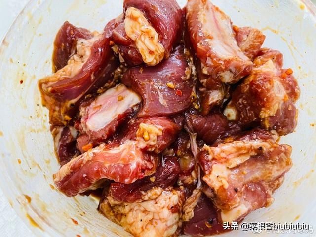 辣椒粉|蒜香排骨，趁热吃，鲜香爽口也可撒上少许辣椒粉调味??