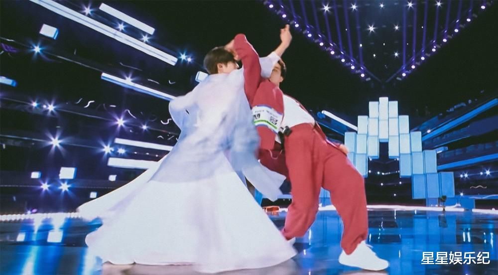 《创4》口碑逆转，从吐槽“被支教”到惊艳打脸，邓超表情包火了