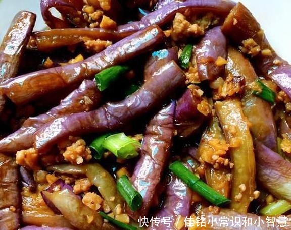 烧茄子最忌直接下锅,不然费油还难吃,多加1步,茄子香软不油腻