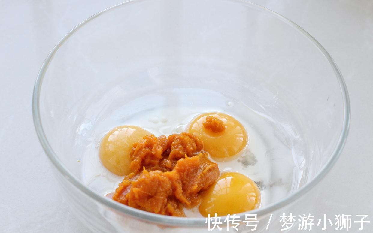 用南瓜做戚风蛋糕,细腻香甜金灿灿的,不回缩不塌陷一次就成功了