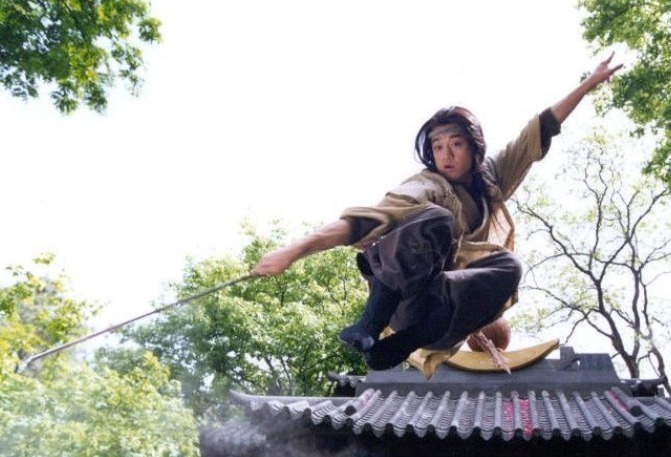 杨过$此人与杨过师出同门,内功剑术在杨过之上,被后世人尊为武林神话