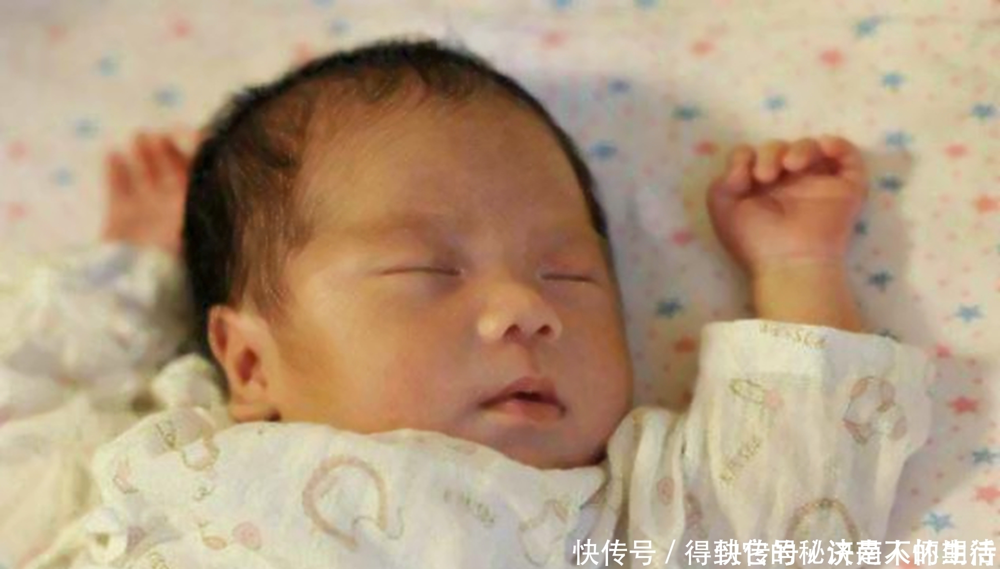 新生儿|为什么“举手投降”睡姿成为新生儿专宠？5点因素宝妈要提前知道